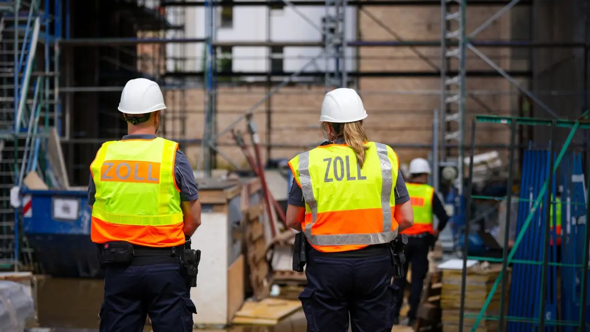 Zoll überprüft Baustelle in Fürstenwalde: ARCHIV - 06.08.2025, Berlin: Wegen illegaler Anstellung und fehlenden Visa hat das Hauptzollamt aus Frankfurt (Oder) mehrere Verfahren gegen drei ausländische Bauarbeiter eingeleitet. (zu dpa: «Bauarbeiter in Fürstenwalde flüchten bei Zoll-Kontrolle») Foto: Soeren Stache/dpa +++ dpa-Bildfunk +++