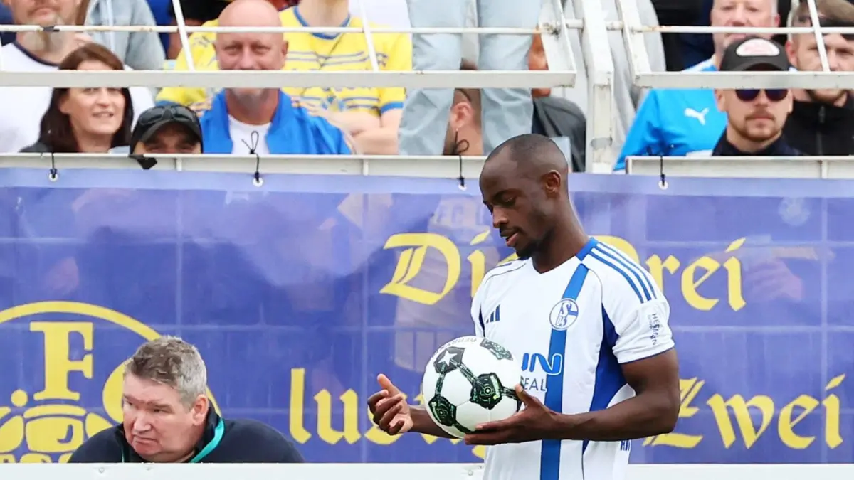 Lok Leipzig - Schalke / DFB-Pokal: Leipzig, 17.08.2025, Bruno-Plache-Stadion, Fußball, DFB-Pokal, 1.Hauptrunde , 1.FC Lok Leipzig vs. FC Schalke 04 , Im Bild Spielunterbrechung von Schiedsrichter Max Burda. Christopher Antwi-Adjei 18, Schalke. , Nur zur redaktionellen Nutzung. Only editorial use. , DFB regulations prohibit any use of photographs as image sequences and/or quasi-video. , *** Leipzig, 17 08 2025, Bruno Plache Stadion, Soccer, DFB Pokal, 1 Hauptrunde , 1 FC Lok Leipzig vs FC Schalke 04 , Im Bild Spielunterbrechung von Schiedsrichter Max Burda Christopher Antwi Adjei 18, Schalke , Nur zur redaktionellen Nutzung Only editorial use , DFB regulations prohibit any use of photographs as image sequences and or quasi video , Picture Point