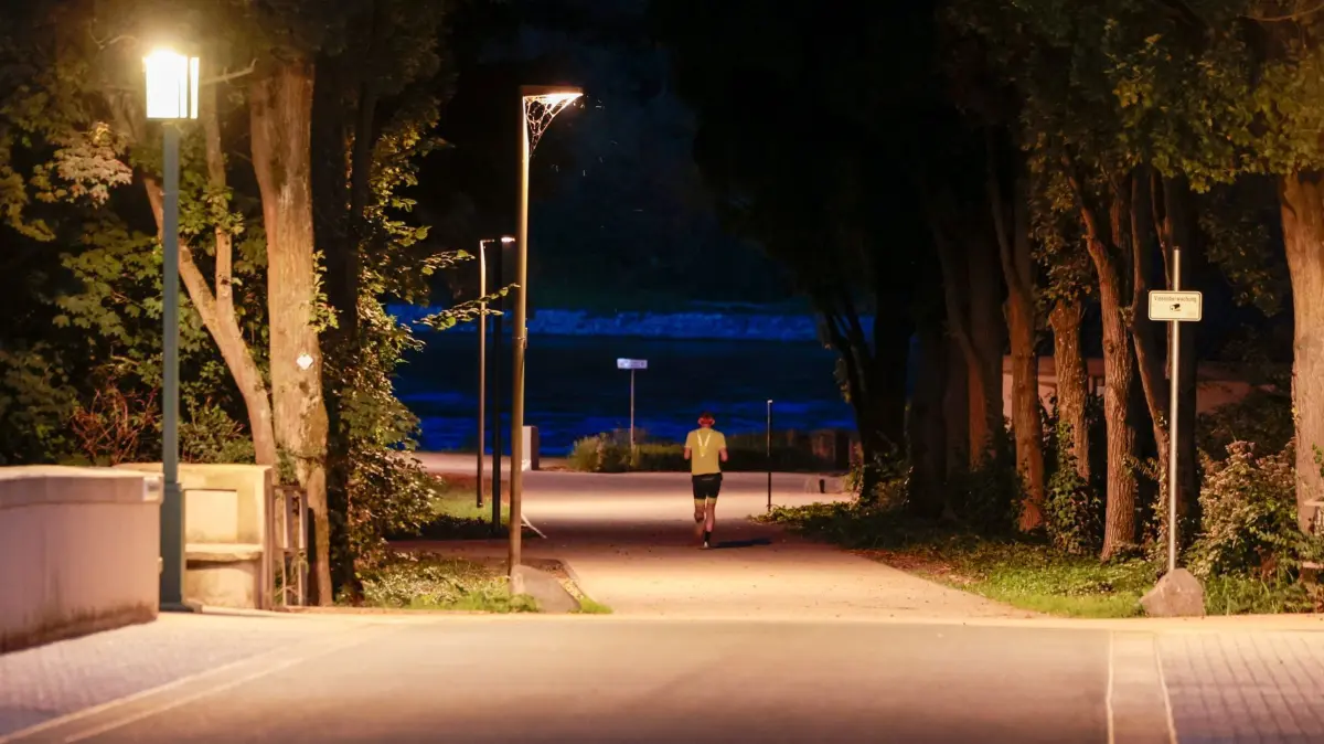 Frühbilder - Wetter in Nordrhein-Westfalen: 18.08.2025, Nrw, Bad Honnef: Ein Jogger läuft am frühen Morgen in einem Park. Foto: Thomas Banneyer/dpa +++ dpa-Bildfunk +++