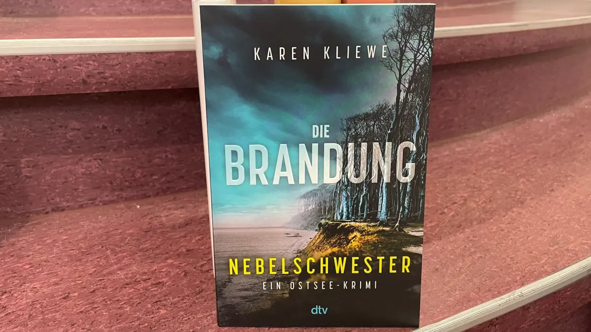 Am Strand einen Krimi über ein Verbrechen am Strand lesen? Solche Bücher gibt es auch.