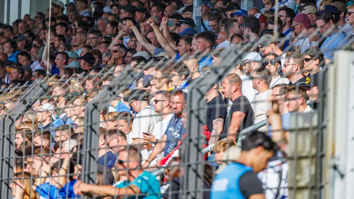 RSV Eintracht 1949 - 1. FC Kaiserslautern: 17.08.2025, Brandenburg, Stahnsdorf: Fußball: DFB-Pokal, 1. Runde, RSV Eintracht 1949 - 1. FC Kaiserslautern, Karl-Liebknecht-Stadion. Fans von RSV Eintracht 1949 feiern ihre Mannschaft. (zu dpa: «FIFA-Chef Infantino kritisiert Rassismus-Vorfälle im Pokal») Foto: Andreas Gora/dpa +++ dpa-Bildfunk +++