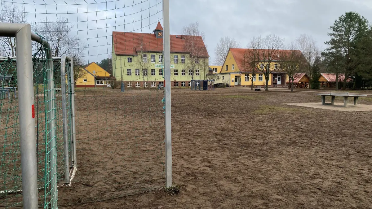 Soll während der Herbstferien umgestaltet werden: der weitläufige Platz der Grundschule Lindenbäumchen in Groß Lindow
