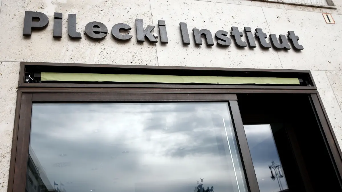 Pilecki-Instituts am Pariser Platz in Berlin nahe dem Brandenburger Tor- eine vom polnischen Kulturministerium finanzierte Forschungseinrichtung.