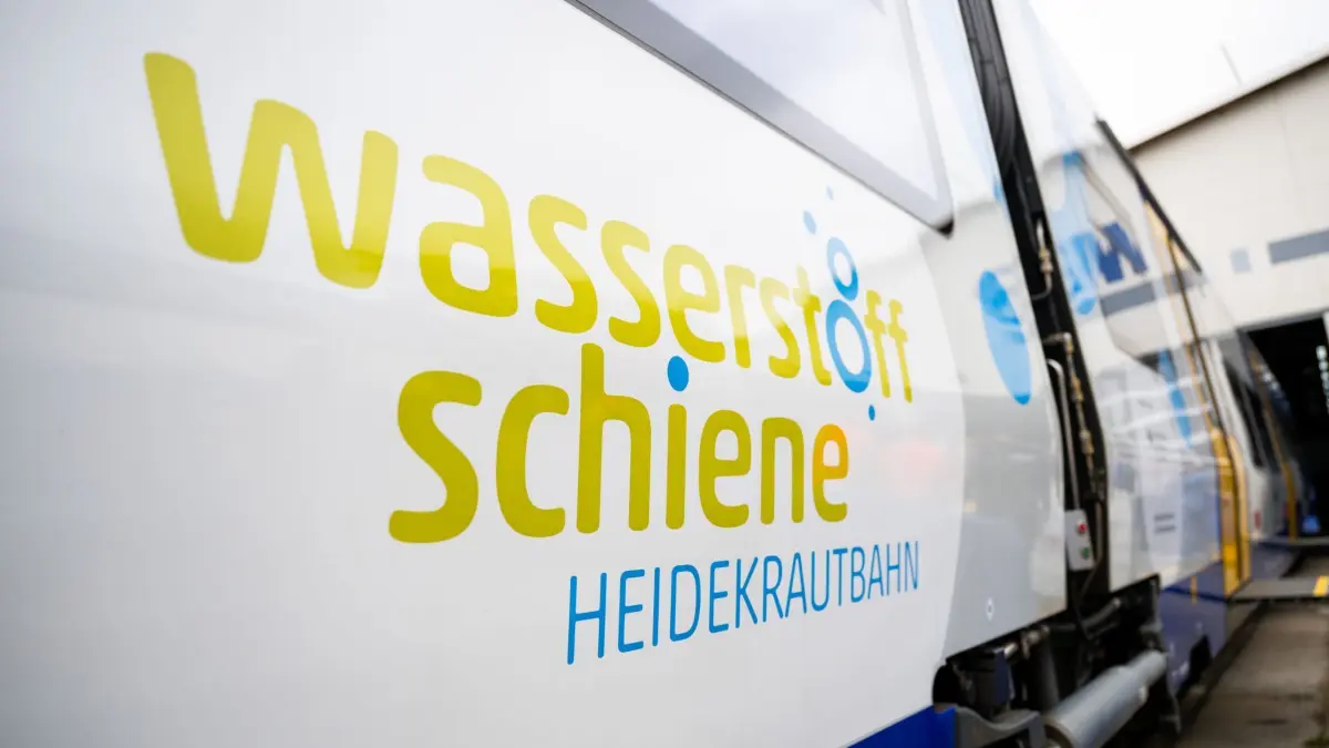 Wasserstoffzüge auf der Heidekrautbahn RB27: 20.08.2025, Brandenburg, Basdorf: Auf einem mit Wasserstoff betriebenen Zug der Linie RB27 (Heidekrautbahn) der Niederbarnimer Eisenbahn NEB am Betriebsbahnhof Basdorf steht der Schriftzug „Wasserstoff Schiene Heidekrautbahn“. Foto: Christophe Gateau/dpa +++ dpa-Bildfunk +++