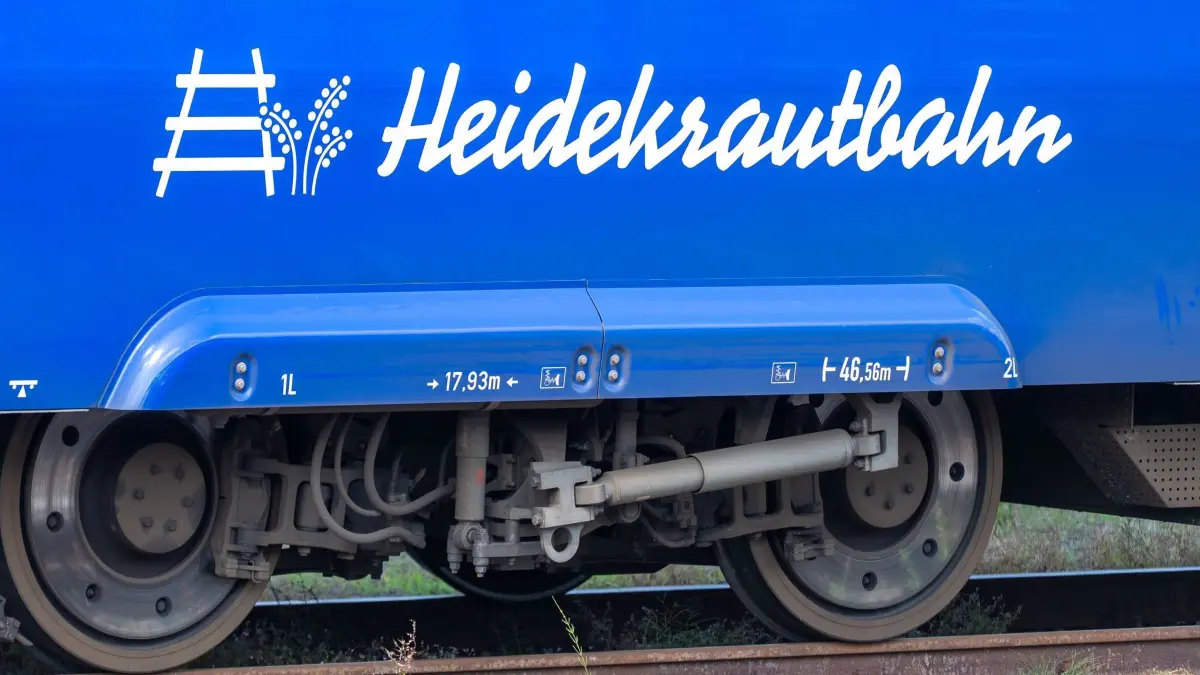 Wasserstoffzüge auf der Heidekrautbahn RB27: 20.08.2025, Brandenburg, Basdorf: Ein mit Wasserstoff betriebener Zug der Linie RB27 (Heidekrautbahn) der Niederbarnimer Eisenbahn NEB fährt am Betriebsbahnhof Basdorf auf das Tankgleis. Foto: Christophe Gateau/dpa +++ dpa-Bildfunk +++