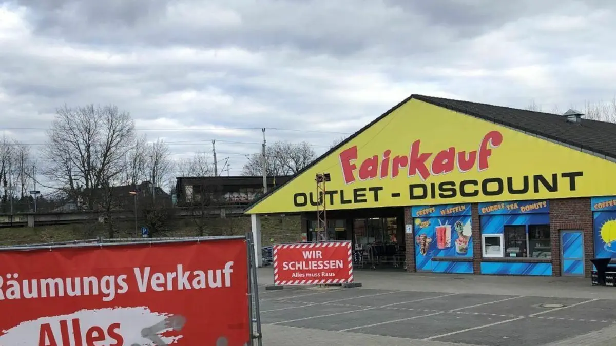 Ehemaliger Netto am Bahnhof Erkner: Von 2021 bis 2023 wurde die ehemalige Netto-Halle vom Discounter Fairkauf Outlet genutzt. Wie ist der Stand auf dieser Baufläche? Wie stehen die Chancen für eine Parkplatz-Zwischennutzung? (Archivfoto)