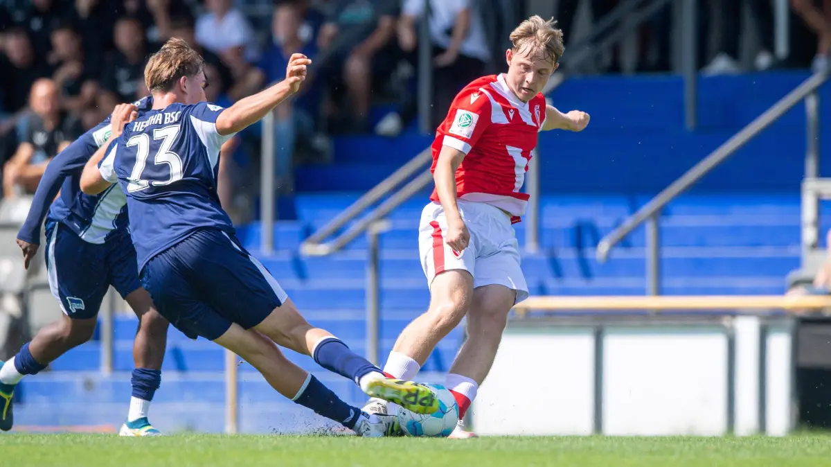 U19 Hertha BSC - Energie Cottbus 2025/26: Fussball, A-Junioren, Saison 2025/2026, DFB-Nachwuchsliga (3. Spieltag, Vorrunde Gruppe C, Hertha BSC U19 - FC Energie Cottbus U19, v. l. Kennet Eichhorn (Hertha), Phil Heidrich (Cottbus), 20.08. 2025, Foto: Sebastian Räppold / Matthias Koch