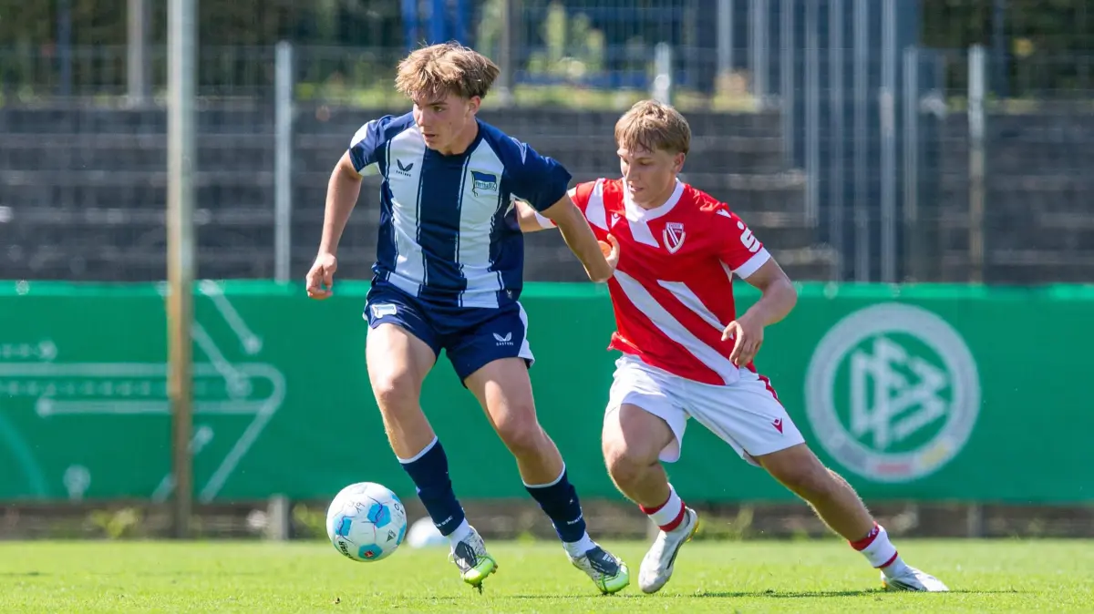 U19 Hertha BSC - Energie Cottbus 2025/26: Fussball, A-Junioren, Saison 2025/2026, DFB-Nachwuchsliga 3. Spieltag, Vorrunde Gruppe C, Hertha BSC U19 - FC Energie Cottbus U19, v. l. Kennet Eichhorn Hertha, Edwin Kracht Cottbus, 20.08. 2025, *** Football, A Juniors, Season 2025 2026, DFB Nachwuchsliga 3 Matchday, Preliminary Round Group C, Hertha BSC U19 FC Energie Cottbus U19, f l Kennet Eichhorn Hertha , Edwin Kracht Cottbus , 20 08 2025, Copyright: xSebastianxRäppold/MatthiasxKochx