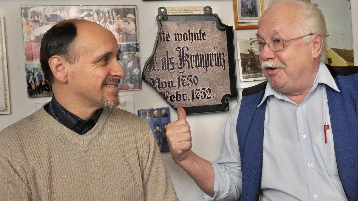 Lokalhistoriker aus Leidenschaft: Mit Martin Rogge vom Verein für die Geschichte Küstrins tauscht sich Wolfgang Bartsch 2011 zu einem Relikt aus der Küstriner Altstadt aus, einem Erinnerungstafel-Fragment für Kronprinz Friedrich.