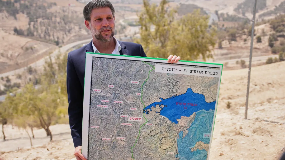 Der israelische Finanzminister Bezalel Smotrich mit einer Karte, auf der das Siedlungsprojekt E1 dargestellt ist.