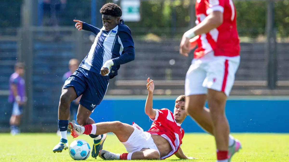 U19 Hertha BSC - Energie Cottbus 2025/26: Fussball, A-Junioren, Saison 2025/2026, DFB-Nachwuchsliga (3. Spieltag, Vorrunde Gruppe C, Hertha BSC U19 - FC Energie Cottbus U19, v. l. Enoch Oluwajimi Adetokunbo Adelenu (Hertha), Felix Schubart (Cottbus), Jannis Zaydan (Cottbus), 20.08. 2025, Foto: Sebastian Räppold / Matthias Koch