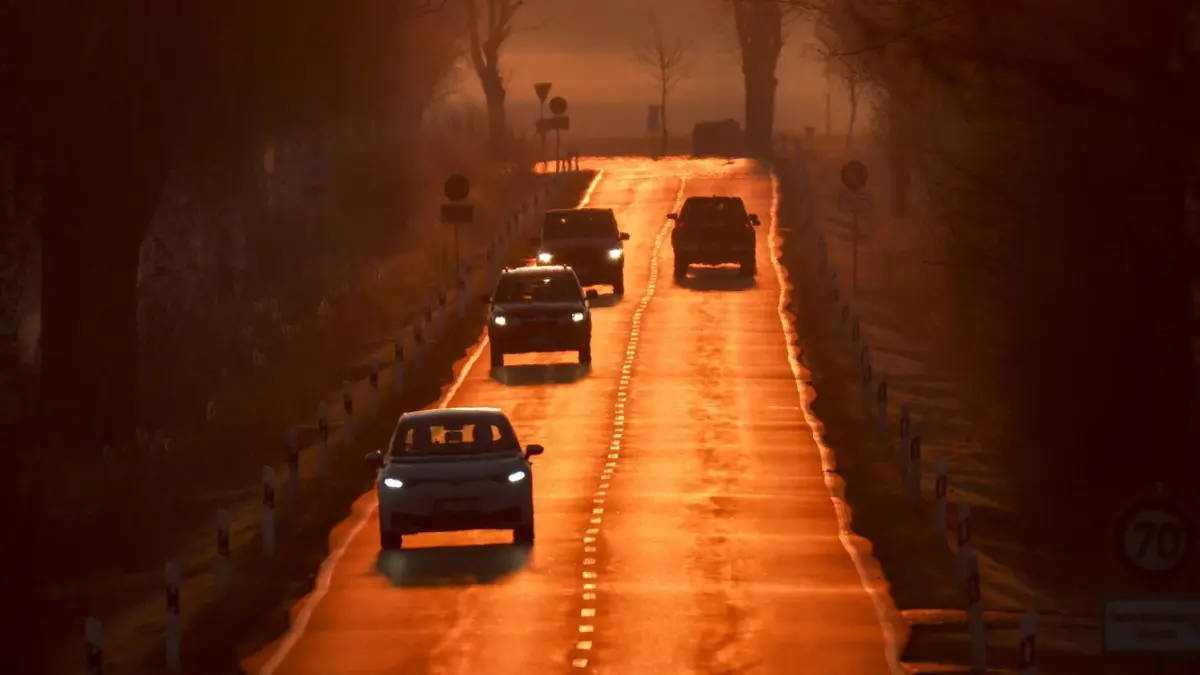 Pendler: ARCHIV - 07.03.2025, Baden-Württemberg, Bad Buchau: Autos fahren im Gegenlicht der aufgehenden Sonne auf einer Landstraße bei Bad Buchau. (zu dpa: «Diese Strecke legen Südwest-Pendler im Durchschnitt zurück») Foto: Thomas Warnack/dpa +++ dpa-Bildfunk +++