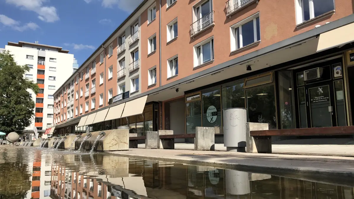 Eisenhüttenstadt. Lindenallee. In dem Wohnblock hinterm Springbrunnen befinden sich die Gästewohnungen der Gebäudewirtschaft GmbH Gewi, in denen das Projekt Probewohnen durchgeführt wird. 21.08.2025 Foto: Frank Groneberg
