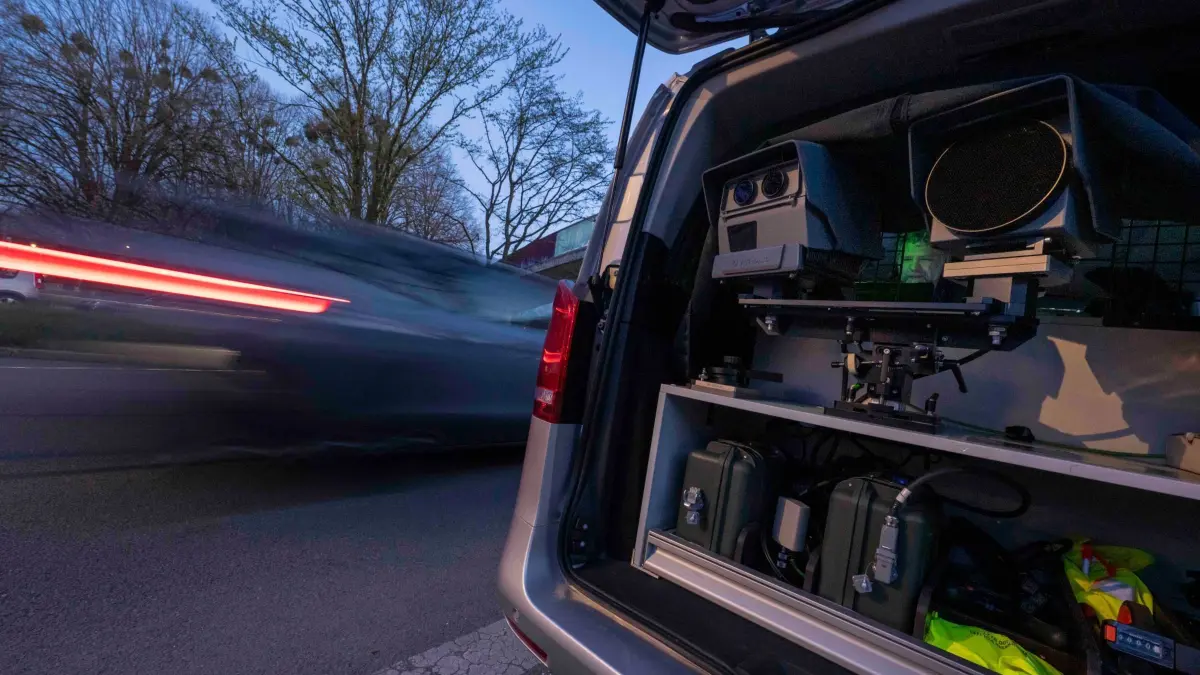 Blitzer in Bayern: ARCHIV - 09.04.2025, Bayern, München: Eine Radaranlage vom Typ „Poliscan FM1“ steht in den frühen Morgenstunden am Straßenrand. (zu dpa: «Mit Tempo 95 in frisch gekauftem Auto durch 20er-Zone gerast») Foto: Peter Kneffel/dpa +++ dpa-Bildfunk +++