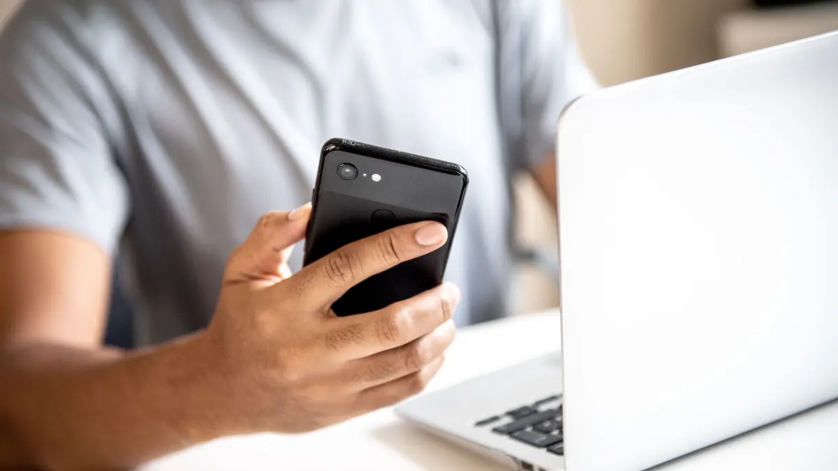 Mann mit Smartphone und Laptop: ILLUSTRATION - Angeblicher Paypal-Datenleak: Wer auf Nummer sicher gehen möchte, sollte prüfen, ob er oder sie betroffen ist. Foto: Zacharie Scheurer/dpa-mag - Honorarfrei nur für Bezieher des Dienstes dpa-Magazin +++ dpa-Magazin +++