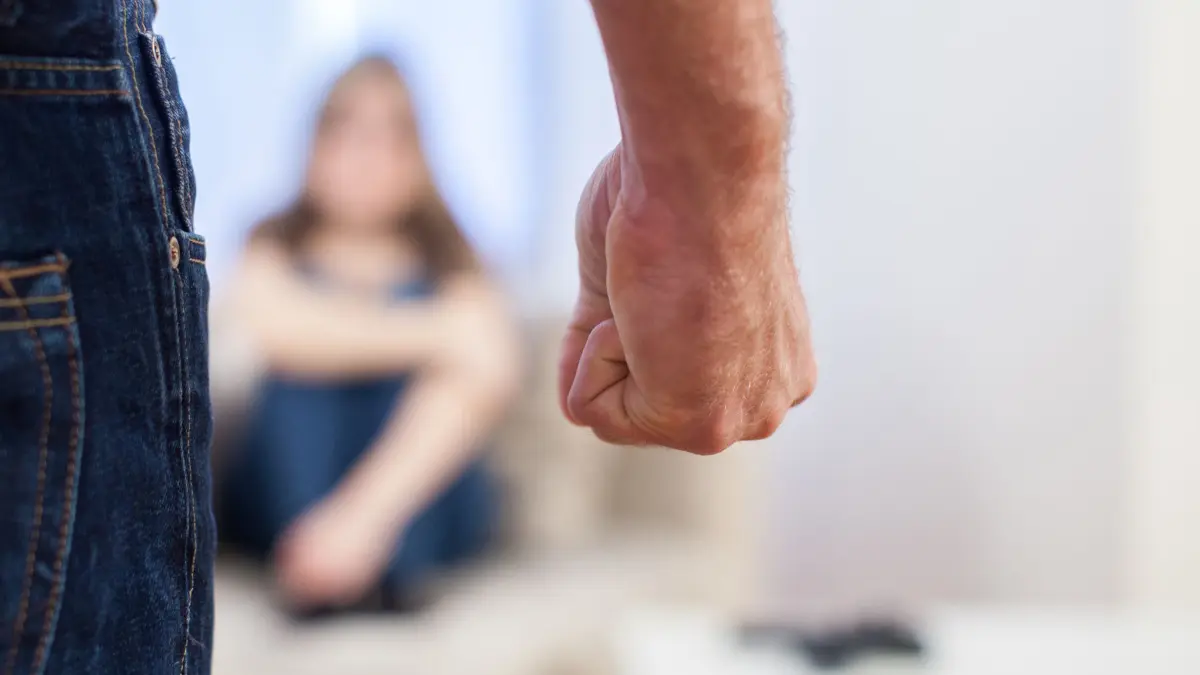 Häusliche Gewalt: ILLUSTRATION - Urteil: Ein Mann, der seine Frau schwer misshandelt hat und nicht erwerbstätig war, hat bei der Scheidung keinen Anspruch auf Durchführung des Versorgungsausgleichs. (zu dpa: «Gewalttätig: Frau muss ihre Rente nicht mit Ex-Mann teilen») Foto: Christin Klose/dpa-tmn - Honorarfrei nur für Bezieher des dpa-Themendienstes +++ dpa-Themendienst +++