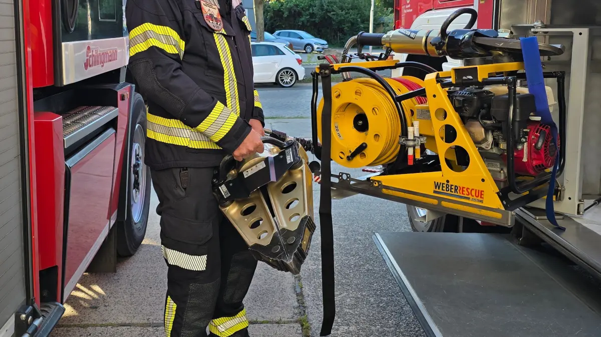 Die Feuerwehr in Königs Wusterhausen. Lars Hengelhaupt, Stadtwehrführer und Hauptbrandmeisters tragen Martin Schulz zeigen Fahrzeuge und Technik.