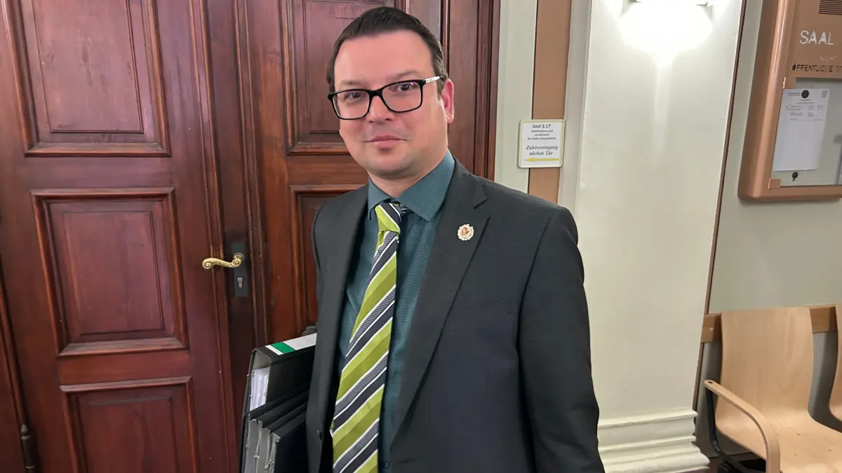 Rheinsbergs Bürgermeister Frank-Rudi Schwochow hält sich für den Falschen auf der Anklagebank im Amtsgericht Neuruppin. Er hat nun Strafanzeige gegen Ostprignitz-Ruppins Landrat Ralf Reinhardt gestellt.