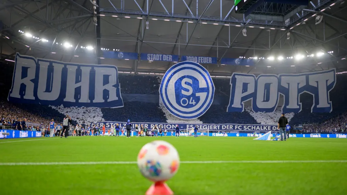 FC Schalke 04 - VfL Bochum: 23.08.2025, Nordrhein-Westfalen, Gelsenkirchen: Fußball: 2. Bundesliga, FC Schalke 04 - VfL Bochum, 3. Spieltag, Veltins Arena. Fans von FC Schalke 04 zeigen in einer Choreografie Banner mit dem Schriftzug "RuhrPott" in der Veltins Arena. Foto: Anke Waelischmiller/dpa - WICHTIGER HINWEIS: Gemäß den Vorgaben der DFL Deutsche Fußball Liga bzw. des DFB Deutscher Fußball-Bund ist es untersagt, in dem Stadion und/oder vom Spiel angefertigte Fotoaufnahmen in Form von Sequenzbildern und/oder videoähnlichen Fotostrecken zu verwerten bzw. verwerten zu lassen. +++ dpa-Bildfunk +++