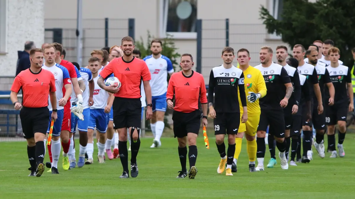 Fußball Brandenburgliga, 1. Spieltag am 22. August 2025, Oranienburger FC Eintracht gegen BSC Preußen Blankenfelde-Mahlow 2:2 (2:1) vor 222 Zuschauern, Schiris Tom Heilmann, Tino Stein und Alexander Trapp-STaack (von links) führen Teams auf den Platz