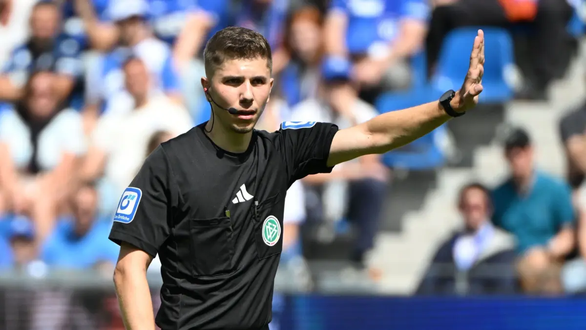 Karlsruher SC - Eintracht Braunschweig: 23.08.2025, Baden-Württemberg, Karlsruhe: Fußball: 2. Bundesliga, Karlsruher SC - Eintracht Braunschweig, 3. Spieltag, BBBank Wildpark. Schiedsrichter Felix Wagner. Foto: Uli Deck/dpa - WICHTIGER HINWEIS: Gemäß den Vorgaben der DFL Deutsche Fußball Liga bzw. des DFB Deutscher Fußball-Bund ist es untersagt, in dem Stadion und/oder vom Spiel angefertigte Fotoaufnahmen in Form von Sequenzbildern und/oder videoähnlichen Fotostrecken zu verwerten bzw. verwerten zu lassen. +++ dpa-Bildfunk +++