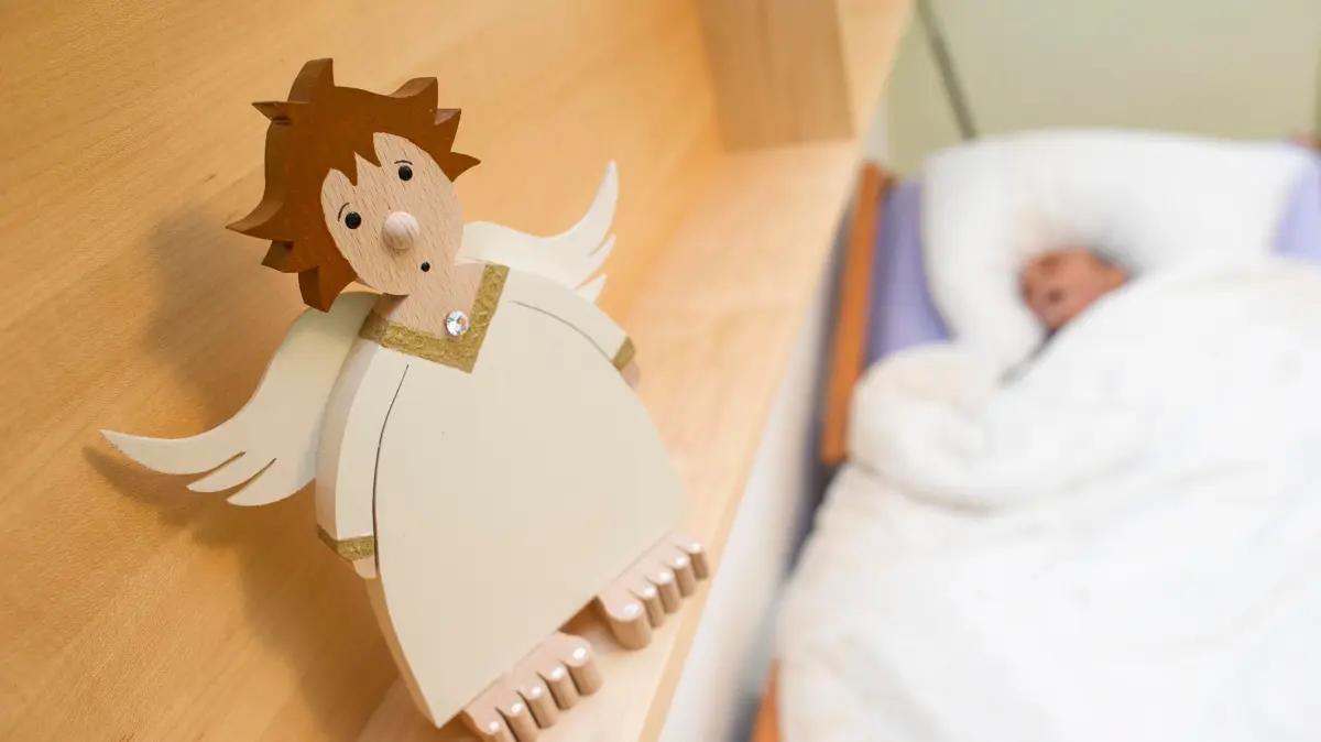 Sterbenskranke warten oft vergeblich auf einen Platz im Hospiz: Sterbender im Hospiz in Bochum (Foto vom 20.01.2012). Oft fuehren Hospize lange Wartelisten, auch wegen vieler Mehrfachanfragen. Kurzfristige Aufnahmen Sterbender sind oft unmoeglich. Fachleute fordern mehr Aufklaerung ueber die Einrichtungen, wo letzte Wuensche erfuellt werden, gelebt und gelacht wird. (Siehe epd-Meldung vom 23.08.2025) *** Local Caption *** 00272278
