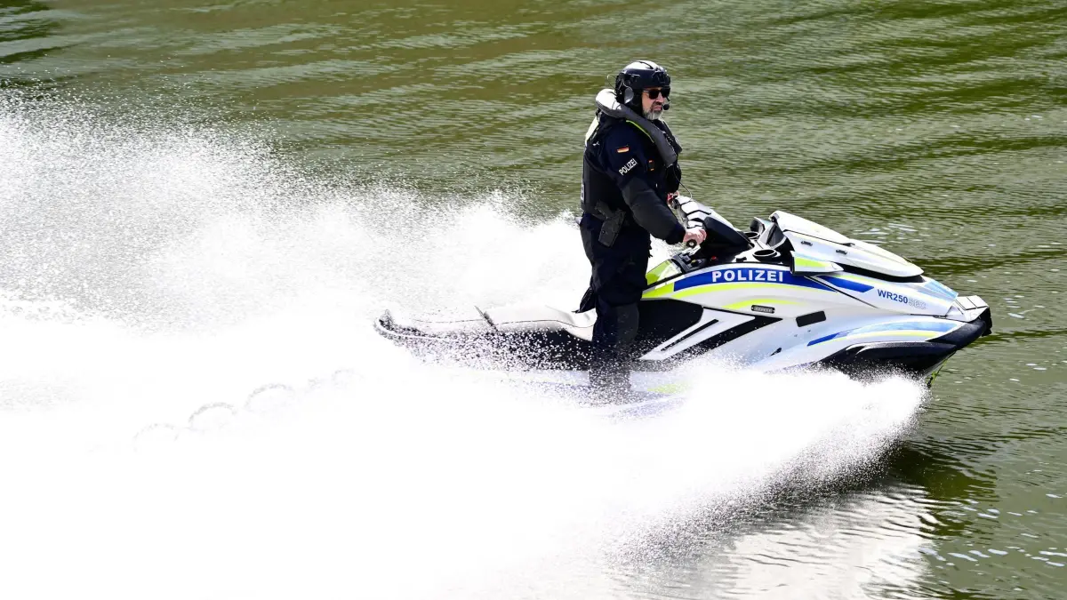 Wasserschutzpolizei in Berlin: ARCHIV - 13.08.2025, Berlin: Ein Polizist der Wasserschutzpolizei sichert auf einem Jetski auf der Spree die Umgebung des Kanzleramts vor der Teilnahme des ukrainischen Präsidenten Selenskyj an virtuellen Beratungen europäischer Staats- und Regierungschefs mit Blick auf das Treffen von US-Präsident Trump und dem russischen Präsidenten Putin. (zu dpa: «Kontrollen gegen Rücksichtslosigkeit auf dem Wasser») Foto: Fabian Sommer/dpa +++ dpa-Bildfunk +++