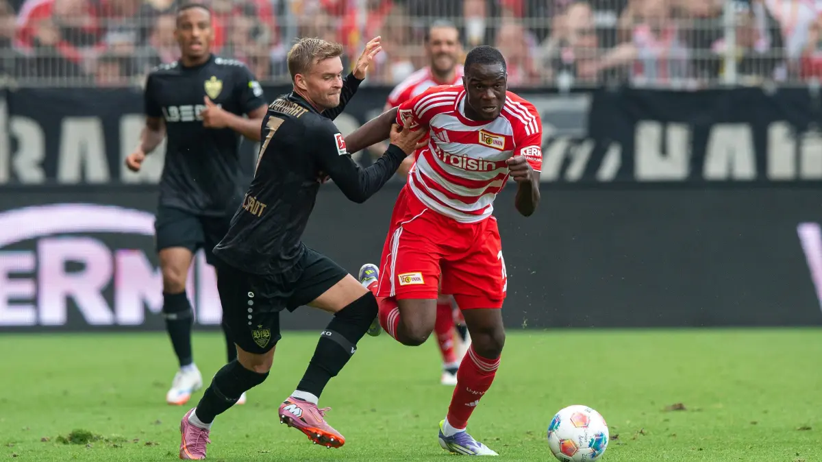 1.BL 1. FC Union - VfB Stuttgart 2025/26: Fußball, Herren, Saison 2025/2026, 1. Bundesliga (1. Spieltag), 1. FC Union Berlin - VfB Stuttgart, v. l. Maximilian Mittelstädt (Stuttgart), Ilyas Ansah (1. FC Union Berlin), 23.08.2025, Foto: Sebastian Räppold / Matthias Koch