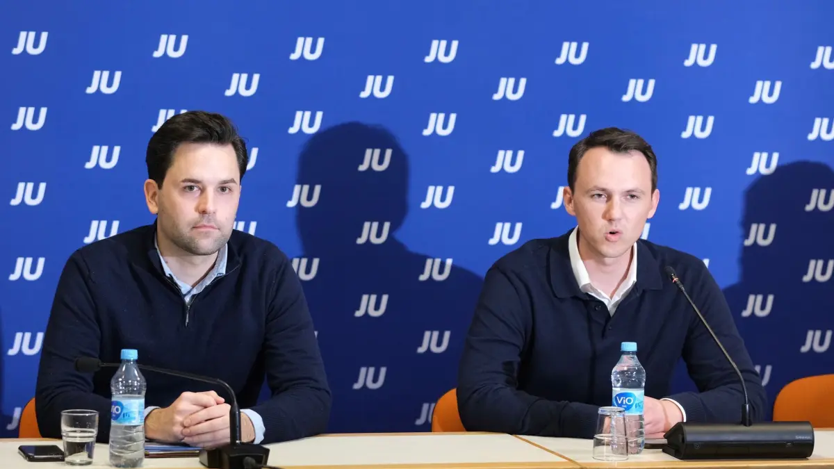 Unionsnachwuchspolitiker Johannes Winkel (l) und Pascal Reddig: ARCHIV - 25.10.2024, Sachsen-Anhalt, Halle: Johannes Winkel (l), Bundesvorsitzender der Jungen Union, und Pascal Reddig, stellvertretender Vorsitzender, sprechen auf einer Pressekonferenz. (zu dpa: «Unions-Nachwuchs: Rente von Lohnentwicklung abkoppeln») Foto: Sebastian Willnow/dpa +++ dpa-Bildfunk +++