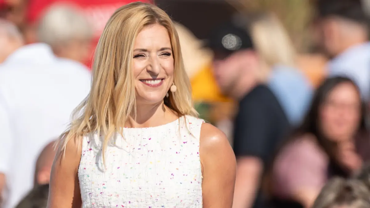 ARD-Sendung „Immer wieder sonntags“: 24.08.2025, Baden-Württemberg, Rust: Schlagersängerin Stefanie Hertel moderiert ausnahmsweise die TV-Schlagersendung «Immer wieder sonntags» in Rust. Hintergrund ist der Tod der Mutter von Hauptmoderator Mross. Er legt deswegen eine Pause ein und überlässt die Moderation seiner Erfolgssendung Hertel. Foto: Silas Stein/dpa +++ dpa-Bildfunk +++
