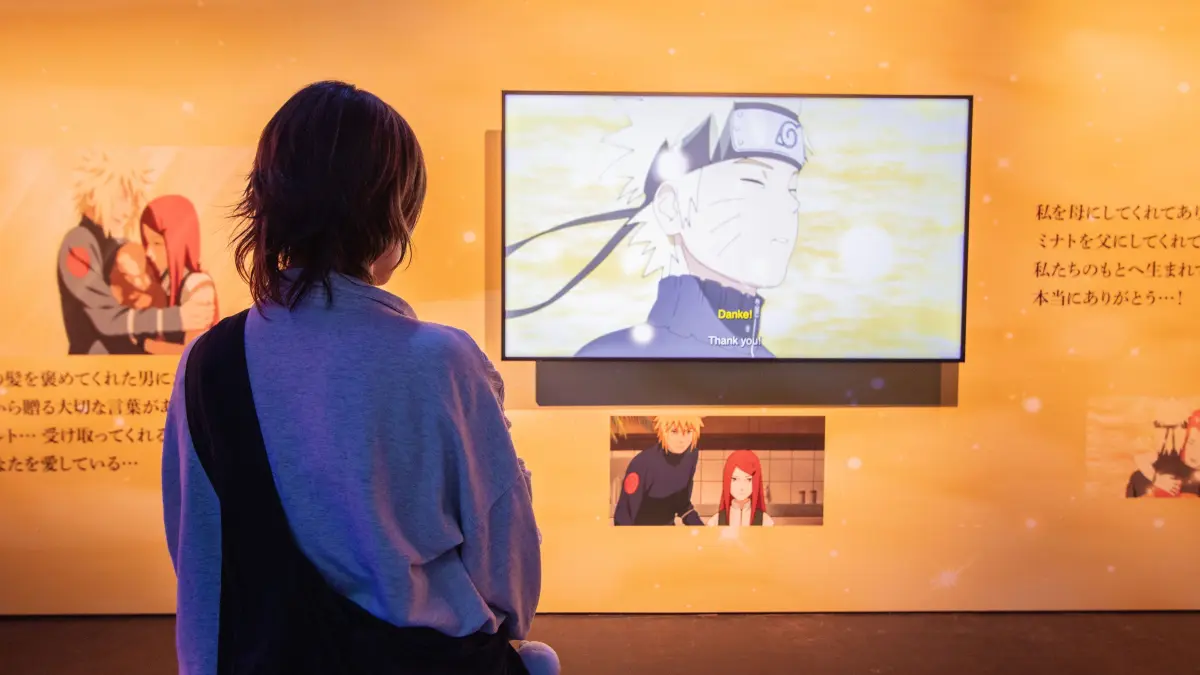 Eine Besucherin bei Naruto the Gallery in Berlin.