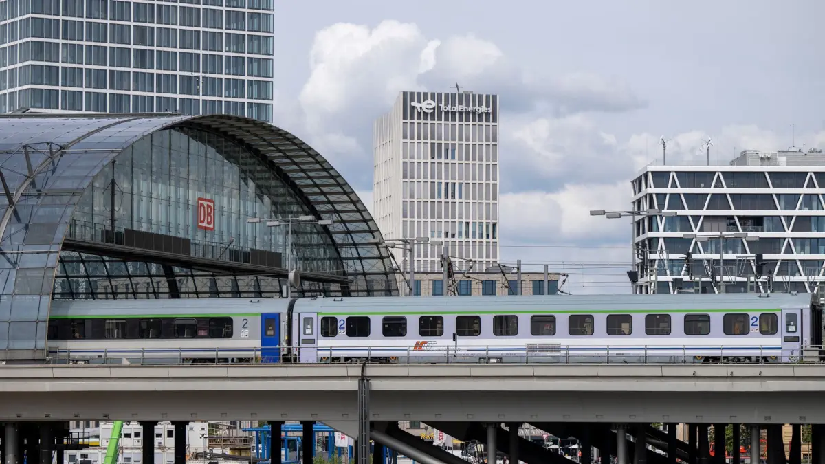 Berlin Hauptbahnhof: ARCHIV - 22.08.2022, Berlin: Ein IC-Fernzug von PKP Intercity verlässt den Hauptbahnhof. (zu dpa: «Neue Bahn-Verbindungen von Berlin und Leipzig nach Polen») Foto: Monika Skolimowska/dpa +++ dpa-Bildfunk +++