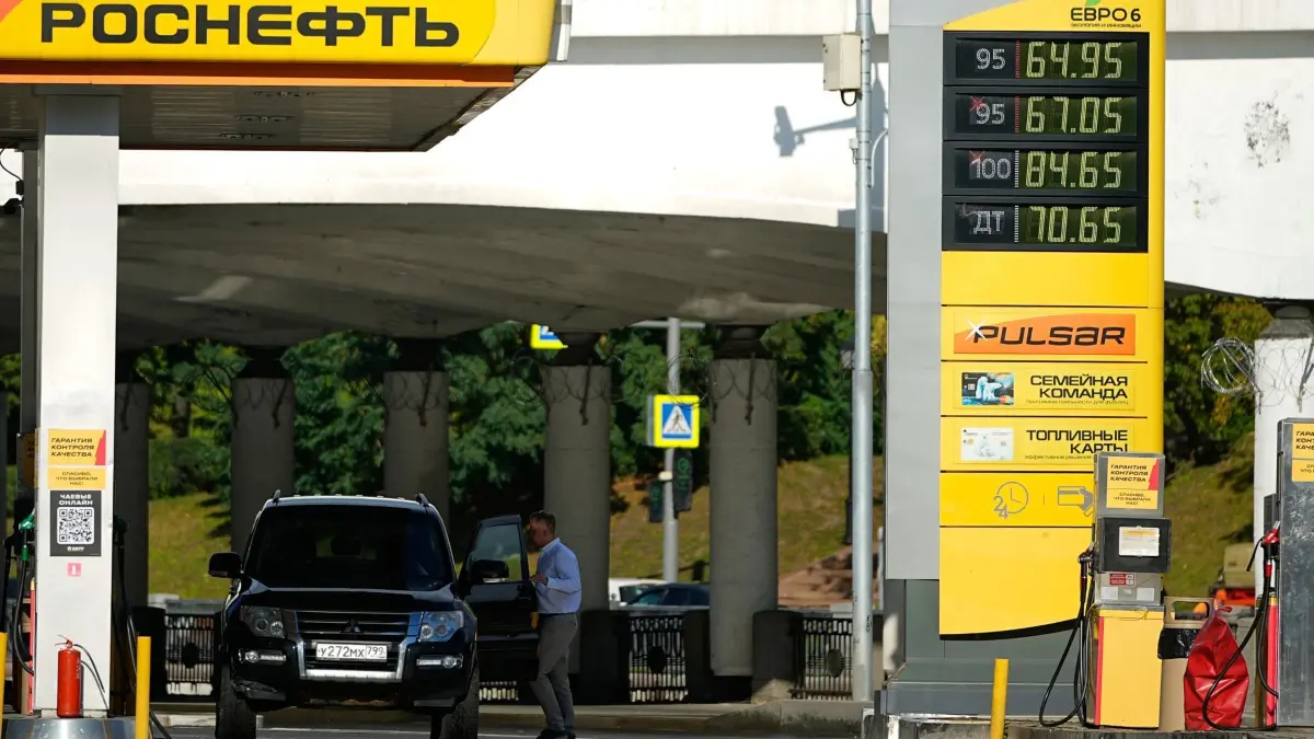 Ukraine-Krieg - Kraftstoffpreise Russland: 25.08.2025, Russland, Moskau: Ein Mann steigt nach dem Tanken an einer Tankstelle in sein Auto. Foto: Pavel Bednyakov/AP/dpa +++ dpa-Bildfunk +++