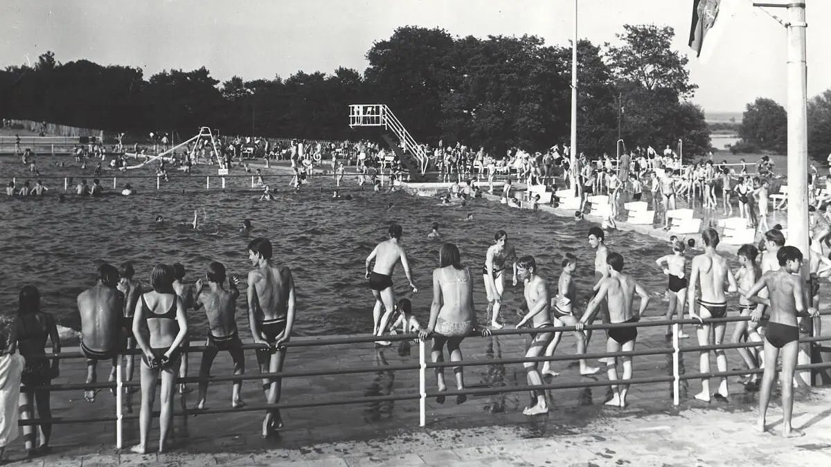 Innerhalb von zwei Jahren entstand in der Buchwaldstraße im Ortsteil Fürstenberg von Eisenhüttenstadt ein Freibad. 1968 wurde es eröffnet und 1992 geschlossen. Wo lönnte eine neue, legale Badestelle entstehen?