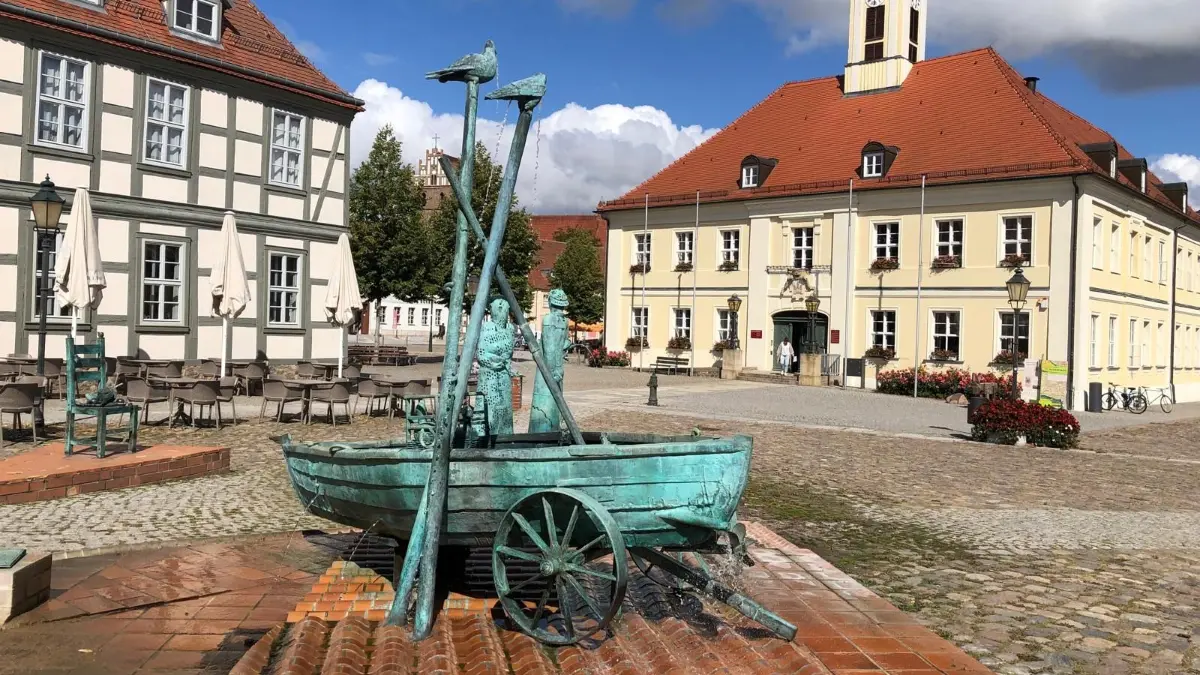 Der begehbare Brunnen vor dem historischen Marktplatz in Angermünde ist ein Kunstwerk des einheimischen Bildhauers Christian Uhlig und ein beliebter Anziehungspunkt für Einwohner und Touristen.