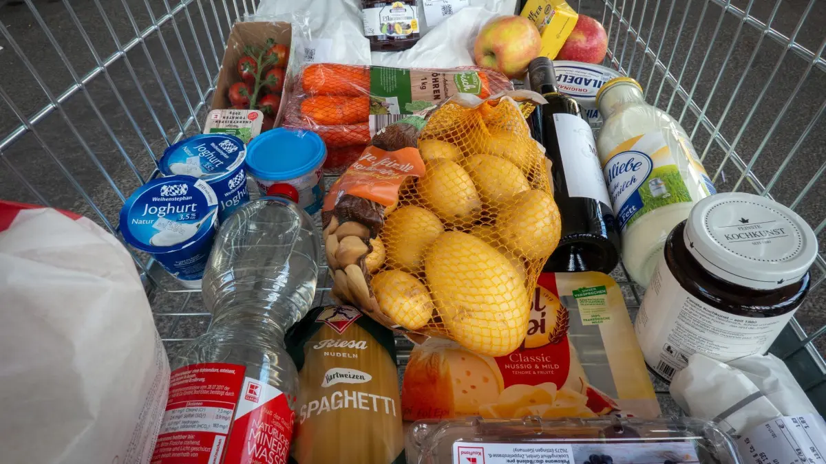 Waren im Einkaufswagen: ARCHIV - 05.07.2025, Berlin: Lebensmittel liegen in einem Geschäft in einem Einkaufswagen. (zu dpa: «Inflation zieht wieder an: 2,2 Prozent im August») Foto: Soeren Stache/dpa +++ dpa-Bildfunk +++
