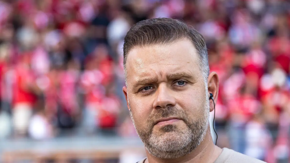 3. Liga Saison 2025/26 FC Energie Cottbus vs. FC Ingolstadt 04: Fußball, 3. Liga, FC Energie Cottbus - FC Ingolstadt 04, 4. Spieltag, LEAG Energie Stadion: Sebastian Lemke, Präsident des FC Energie Cottbus, steht vor dem Spiel bei einem Interview.