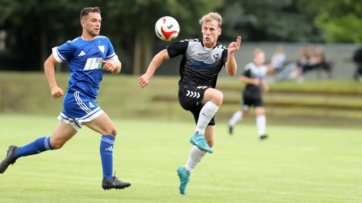 2. ST LL Schönower SV - SV Zehdenick 1:1: Schönow, 30.08.25, 2. ST LL Schönower SV - SV Zehdenick 1:1. John Lormis (rechts) und Schönows Henrik Engelmann