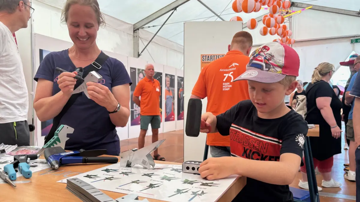 Stadtfest Eisenhüttenstadt Tag 3: Emil hat Spaß beim Basteln