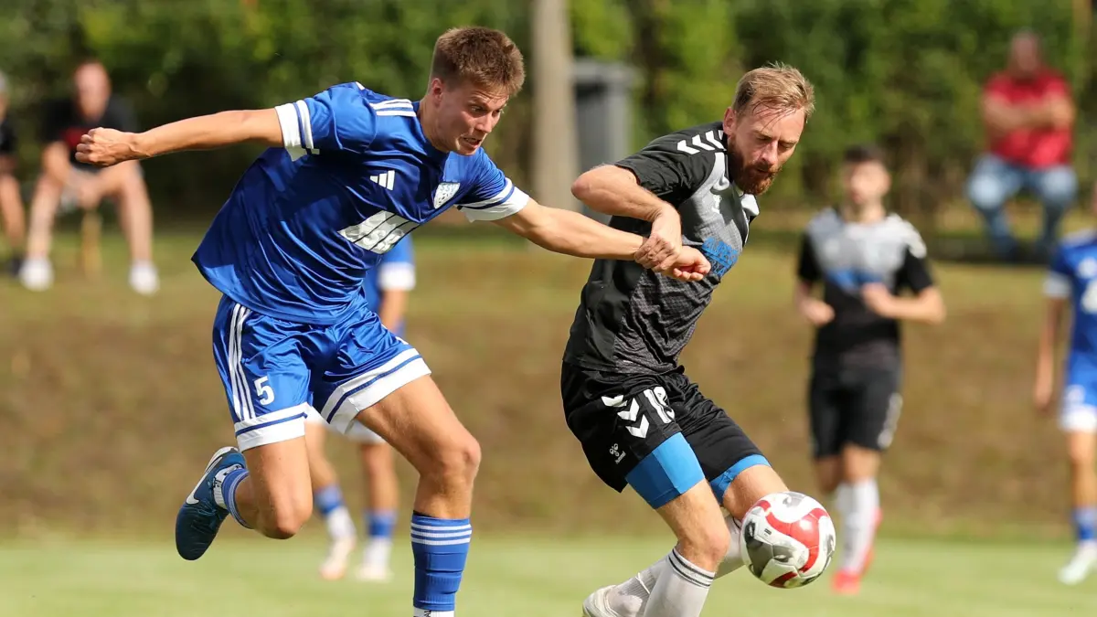 2. ST LL Schönower SV - SV Zehdenick 1:1: Schönow, 30.08.25, 2. ST LL Schönower SV - SV Zehdenick 1:1, Luca Flemmig (Mitte) gegen Marcin Krystek (rechts), links Henrik Engelmann