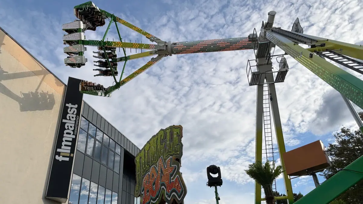 Fast wirkte es, als ob die Riesenschaukel die Fassade des ehemaligen Kinos berührt. Der Jungle Beat von Torsten Freiwald war eine neue Attraktion auf dem Stadtfest. Wie kam das Fahrgeschäft an?