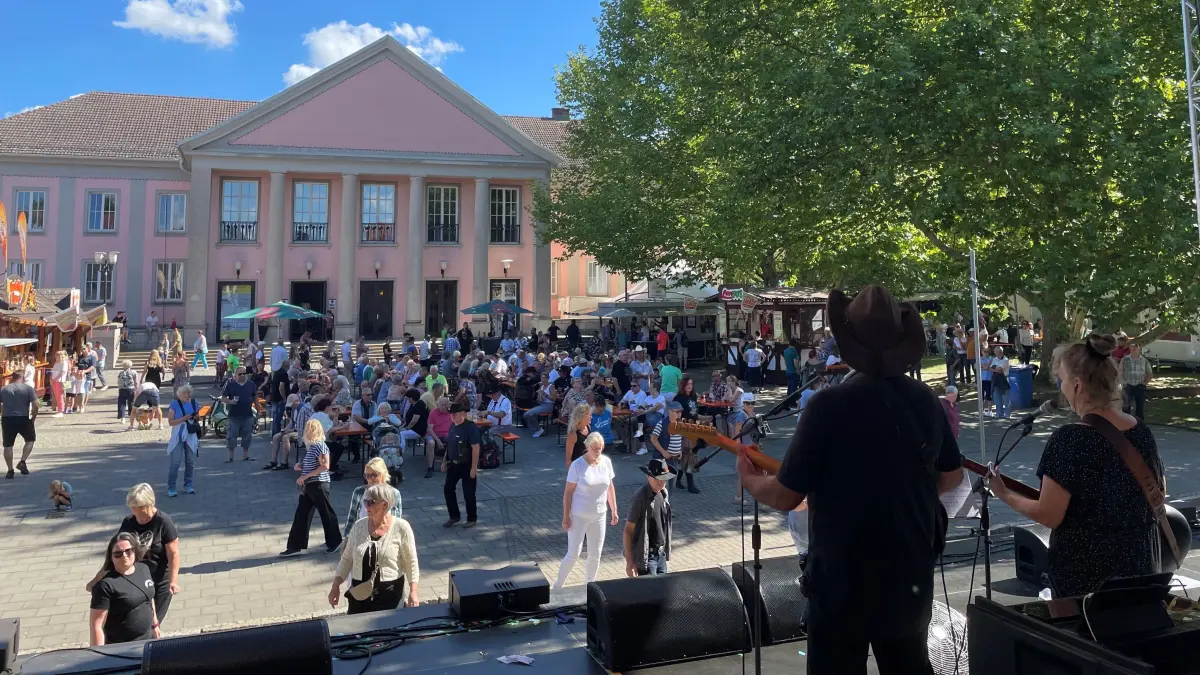 Line-Dancer vor der Hauptbühne: Am Sonntag sorgt das Duo Blue Bayou für gute Stimmung beim Frühschoppen mit Eisbein. Vor der Bühne haben sich spontan Tänzer eingefunden.