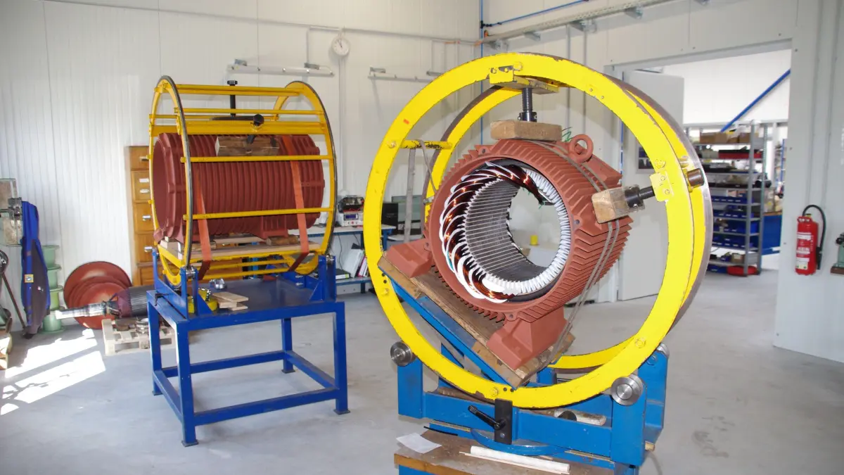 maschinen: Rotor und Stator für eine rotierende Anlage stehen in der neuen Halle von Elektromaschinen-Service Klähr in Frankfurt (Oder).