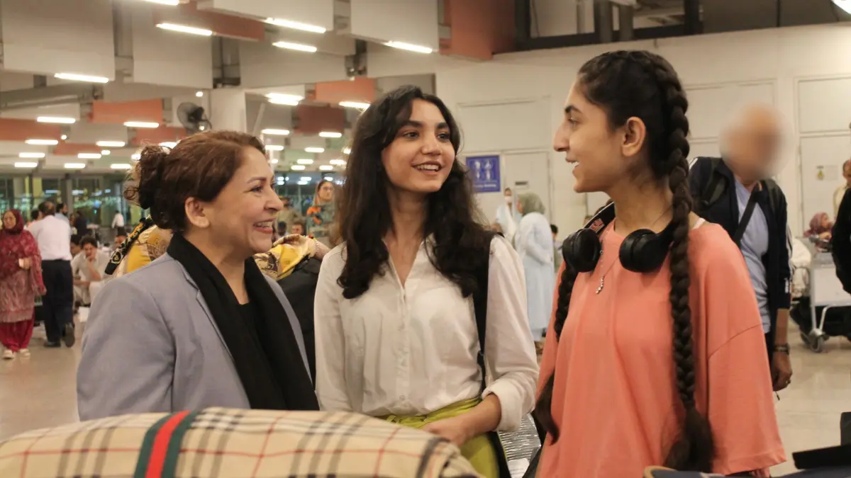 Einreise von Afghanen - Bundesaufnahmeprogramm: 01.09.2025, Pakistan, Islamabad: Eine afghanische Familie mit einer Aufnahmezusage für Deutschland steht am Flughafen in Islamabad. Foto: Nabila Lalee/dpa - ACHTUNG: Person(en) wurde(n) aus rechtlichen Gründen gepixelt +++ dpa-Bildfunk +++