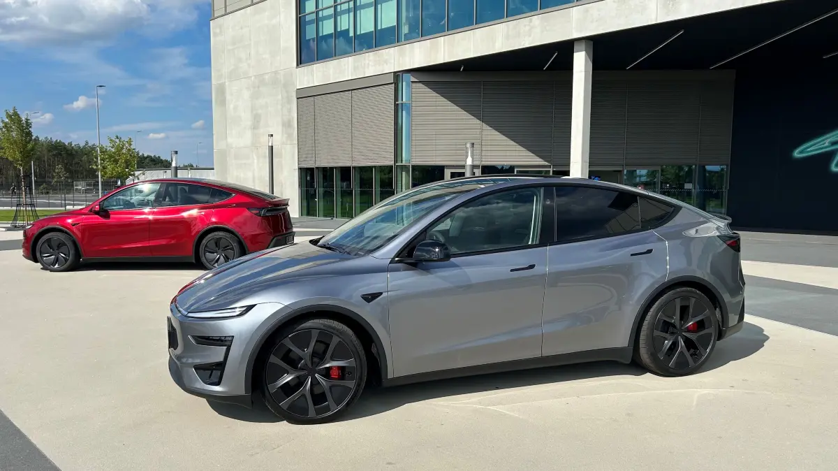 Elon Musk soll ein abgespecktes Model Y planen. Zunächst baut Tesla aber eine aufgemotzte Version – auch in der Gigafactory Grünheide. Zu welchem Preis?
