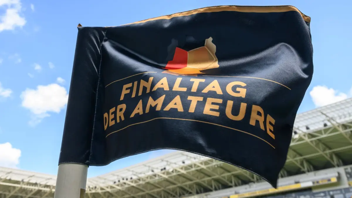 25.05.2024, Sachsen, Dresden: Fußball: Pokal Sachsen, FC Erzgebirge Aue - SG Dynamo Dresden, Finale, Rudolf-Harbig-Stadion. Eine Eckfahne mit der Aufschrift "Finaltag der Amateure" weht im Wind. Foto: Robert Michael/dpa/ZB - Honorarfrei nur für Bezieher des Dienstes ZB-Funkregio Ost +++ ZB-FUNKREGIO OST +++