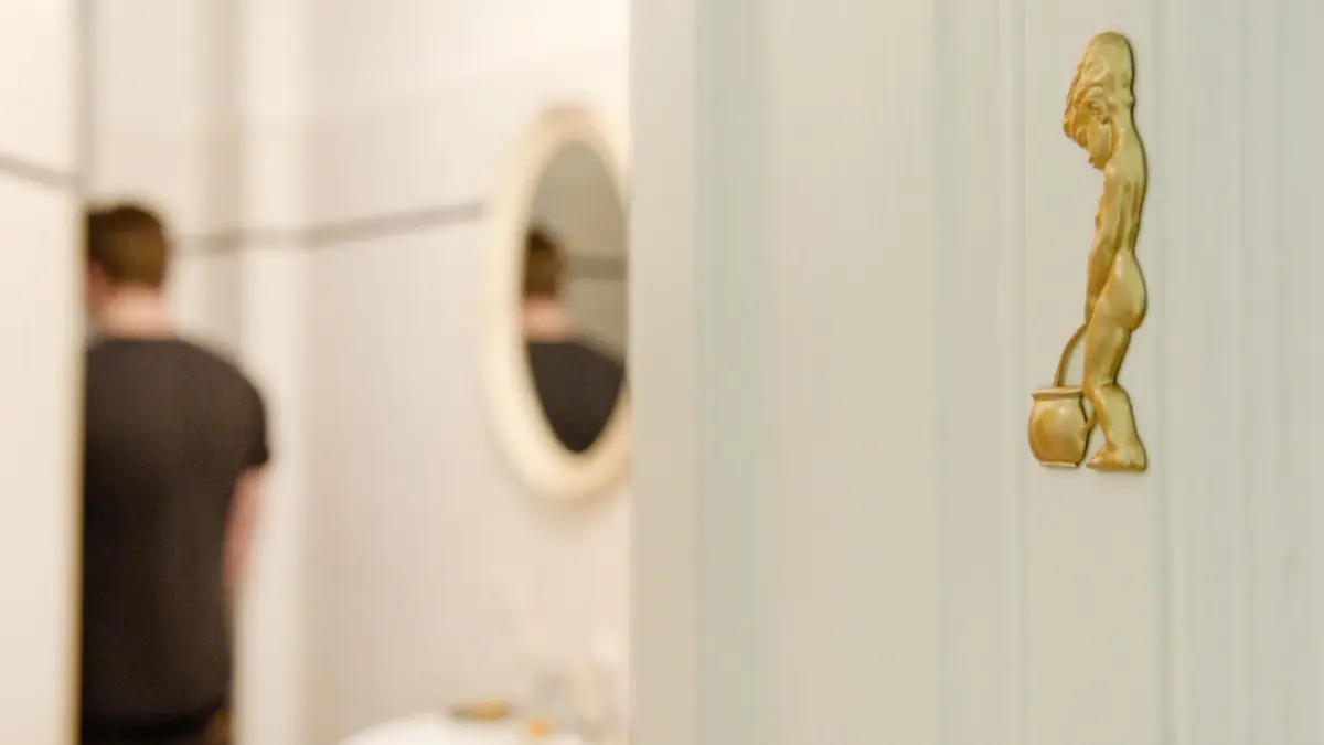 Ein Mann geht auf die Toilette: ILLUSTRATION - Ständiger Harndrang? Sinnvoll ist, das beim Urologen oder der Urologin abklären zu lassen. (zu dpa: «Erster Besuch beim Urologen: Was Männer wissen müssen») Foto: Franziska Gabbert/dpa-tmn - Honorarfrei nur für Bezieher des dpa-Themendienstes +++ dpa-Themendienst +++