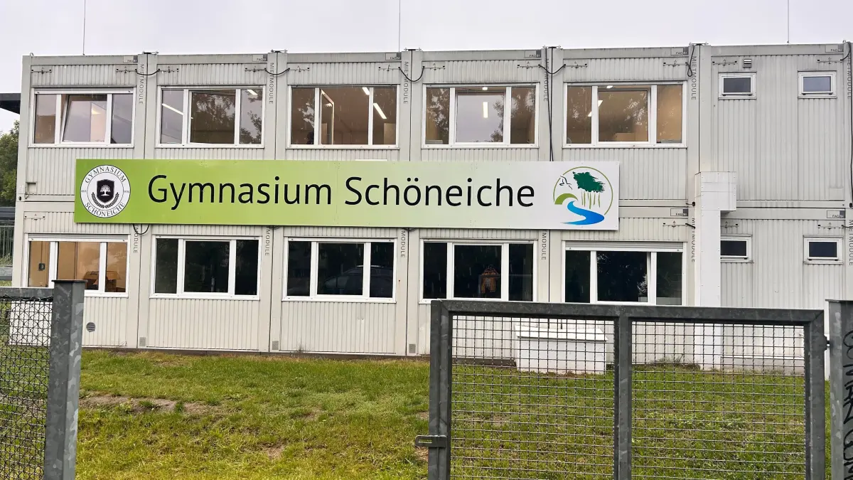 Der provisorische Standort für das neue Gymnasium in Schöneiche. Ein Schild hängt schon. Ob die Fassade der Container, die insgesamt drei Jahre als Schulgebäude genutzt werden sollen, noch verschönert wird, können Schüler und Lehrer gemeinsam entscheiden.