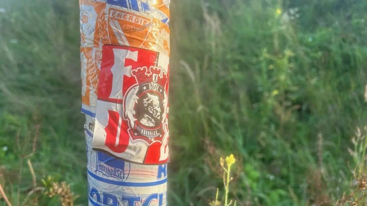 Einen regelrechten Aufkleberkrieg führen die Fans der Fußballvereine. Energie Cottbus, Union Berlin und Hertha sind vor allem im Rennen.