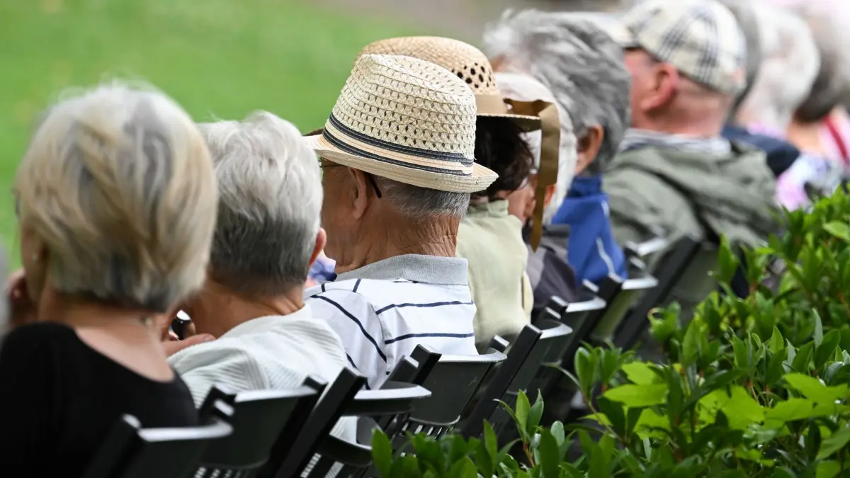Rentnerinnen und Rentner: ARCHIV - 15.07.2025, Rheinland-Pfalz, Bad Kreuznach: Ältere Menschen besuchen in einem Kurpark das Konzert eines Schulorchesters. (zu dpa: «Frauen holen bei Versicherungsjahren zur Rente auf») Foto: Arne Dedert/dpa +++ dpa-Bildfunk +++
